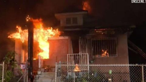 Cuatro personas siguen hospitalizadas tras el incendio. (@NBCLA)