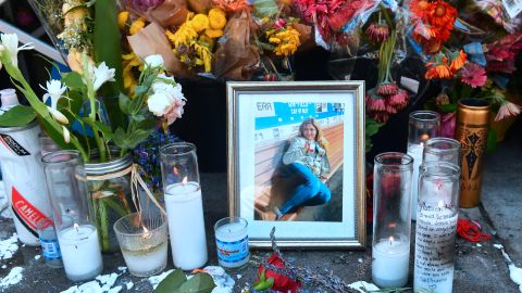 Melyda Corado fue asesinada durante el enfrentamiento entre Gene Evin Atkins y el LAPD el pasado 21 de Julio. Personas cercanas a Corado la recordaron con este memorial a las afueras de Trader Joe´s.