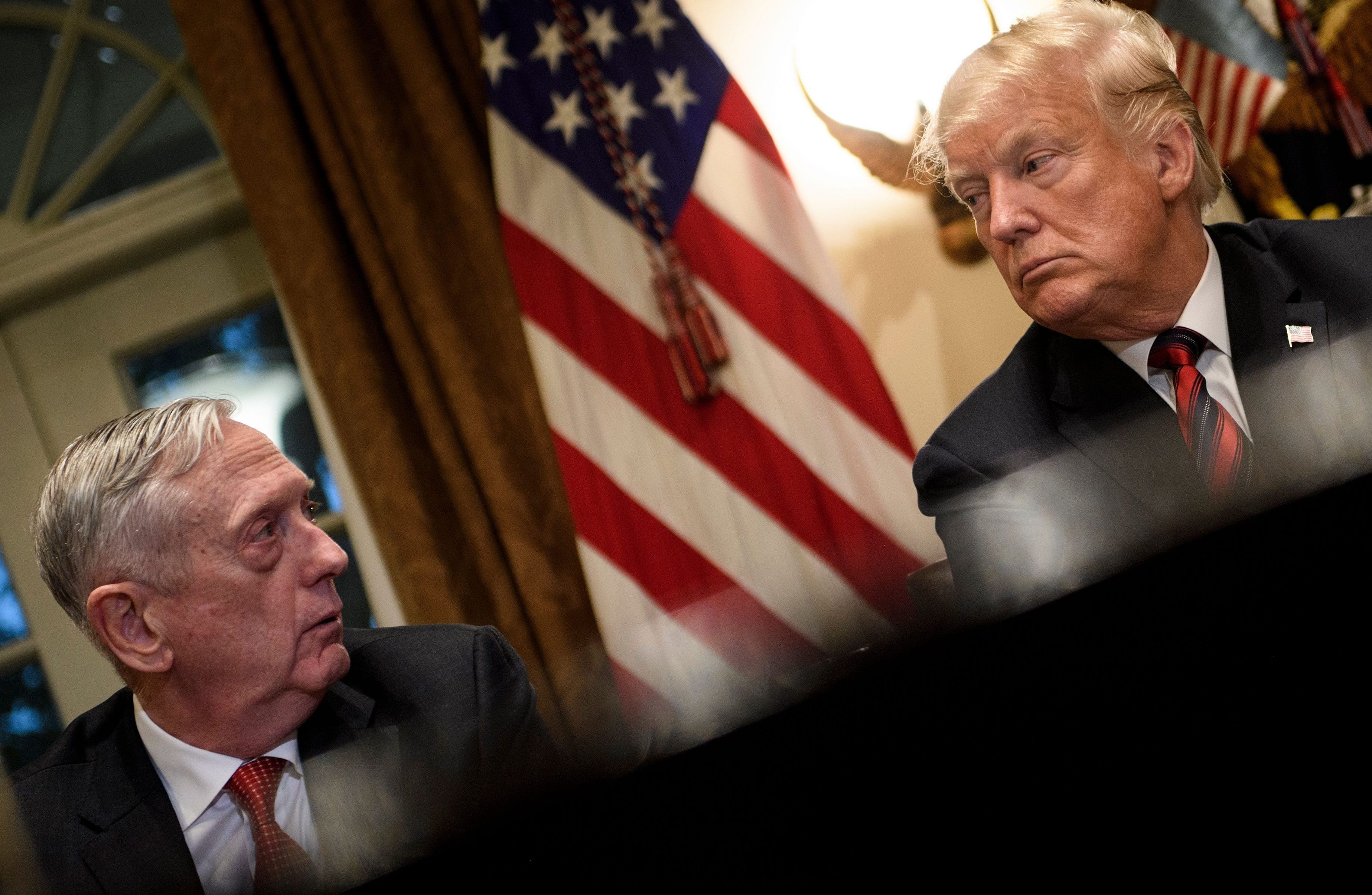 Como protesta renuncia secretario de Defensa de Trump 