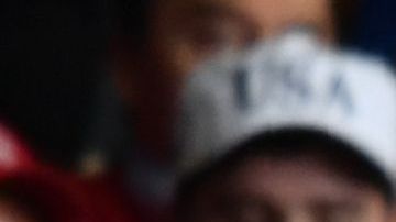 Trump (i) y Ted Budd (c) escuchan a Mark Harris (d) en un mitin en Carolina del Norte.