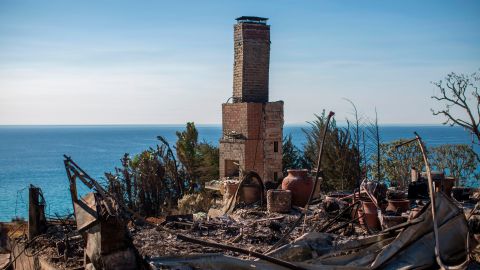 Pérdidas millonarias han dejado los incendios del último año en California como en esta casa en Malibú despues del incendio Woolsey.