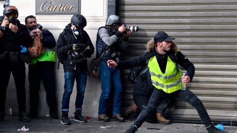 Periodistas cubren las marchas organizadas en Francia el 8 de diciembre de 2018.