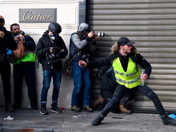 Periodistas cubren las marchas organizadas en Francia el 8 de diciembre de 2018.