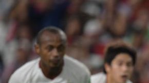 Alan Pulido acortó distancias en el marcador, tras cobrar un penal a favor de Chivas