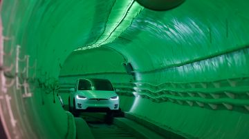 El 18 de diciembre de 2018, Elon Musk, fundador de Tesla, llega en un Tesla modelo X durante el evento en el cual revela un proyecto de túneles subterráneos para mejorar el tráfico en Los Ángeles.