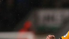 Raúl Jimenez (Wolves) disputa el esférico con Virgil van Dijk (Liverpool)