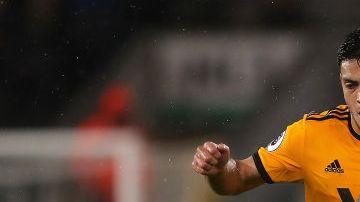 Raúl Jimenez (Wolves) disputa el esférico con Virgil van Dijk (Liverpool)