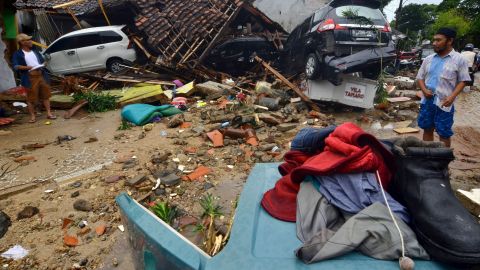 Ruinas tras la erupción del volcán Anak Krakatoa en Indonesia.