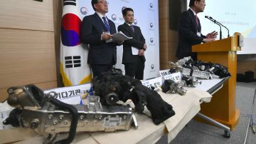 Partes de un automóvil BMW quemado se muestran en una mesa durante una conferencia de prensa que anuncia el resultado de una investigación conjunta de cinco meses sobre incendios de motores de automóviles BMW, realizada en el complejo del gobierno de Corea del Sur en Seúl el 24 de diciembre de 2018