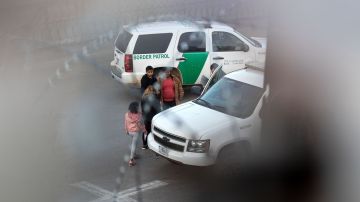 Inmigrantes centroamericanos se entregan a la Patrulla Fronteriza en busca de asilo