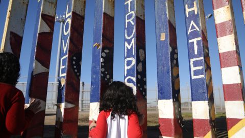 Miles de personas esperan en la frontera entre Estados Unidos Y México
