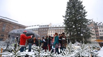 Un coro canta durante las festividades natalicias en Strasbourgo, Francia.