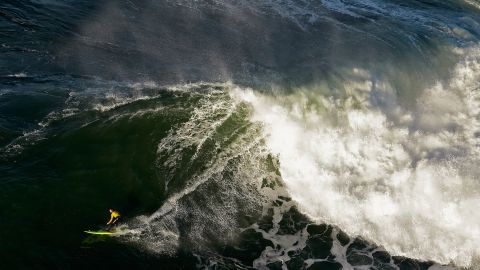 Olas de hasta 25 pies arribarán a la bahia de San Francisco. A este lugar llegan personas para participar como surfistas en la competencia de Mavericks. Foto de surfista en 2013.