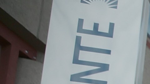 Empleados del área de la salud mental de Kaiser Permanente protestan al frente de uno de sus centros en San Francisco.