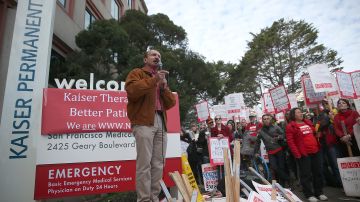 Empleados del área de la salud mental de Kaiser Permanente protestan al frente de uno de sus centros en San Francisco.
