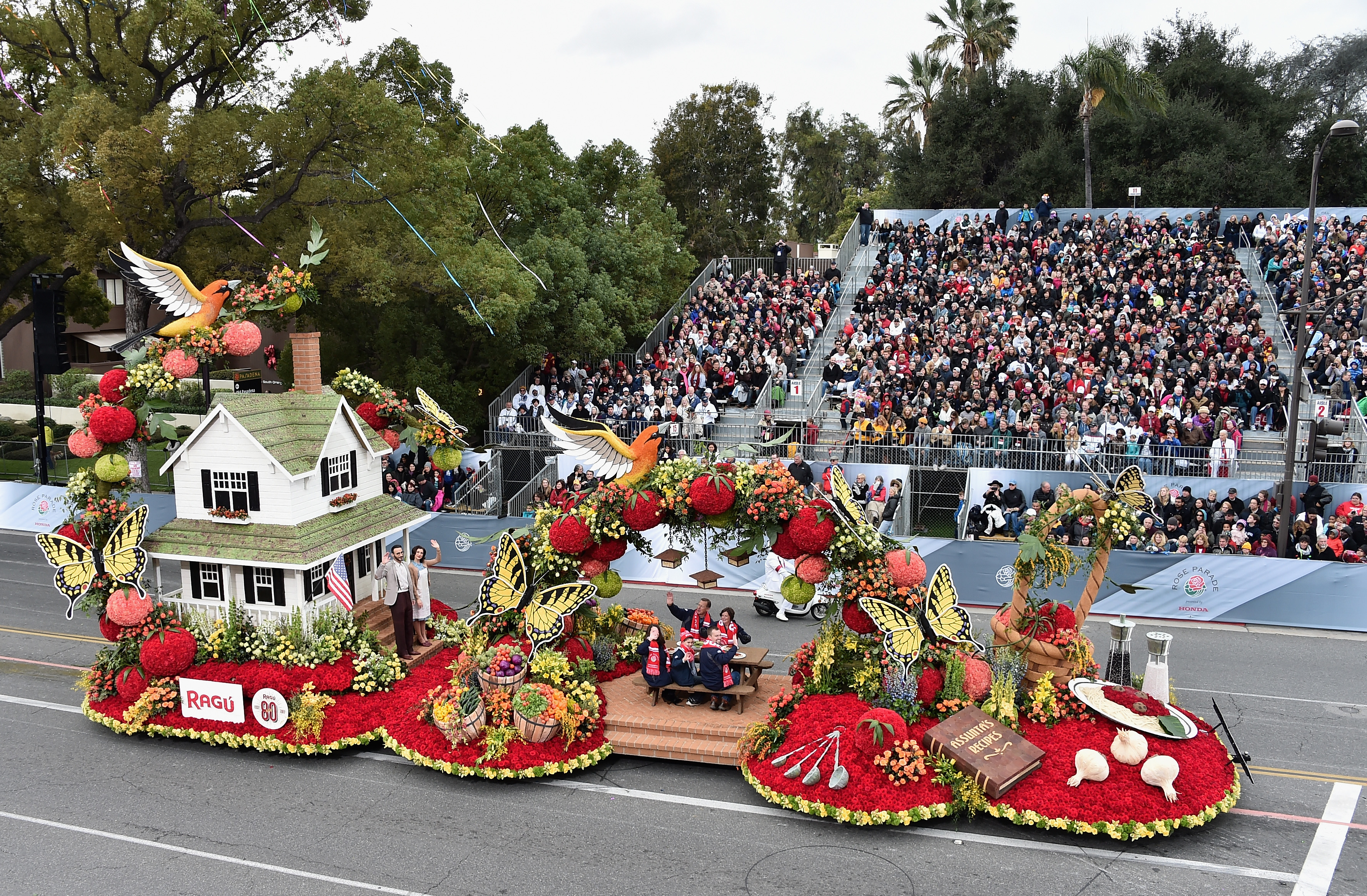 Miles llegan a Pasadena para ver el Desfile de las Rosas y disfrutar