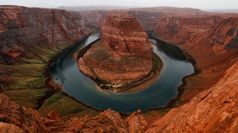 El río Colorado fluye alrededor de Horseshoe Bend en Page, Arizona.