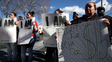 Trabajadores de comidas rápidas protestan para obtener un aumento en el salario mínimo en Oakland, California, en febrero 2018.