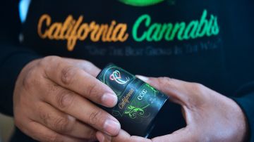 Un empresario de cannabis tiene un contenedor de marihuana medicinal en un dispensario que él administra en Los Angeles, California. Foto del 8 de febrero de 2018.