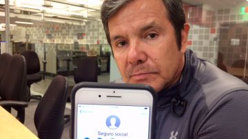 Martín Anguiano muestra la llamada que le llegó a su teléfono indicando que procedía del Seguro Social, aunque no era cierto. (Francisco Castro)