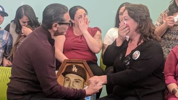 Ana Rosa Cruz conoce a recipiente del higado de su hijo Jose Luis después que falleció. (Jacqueline García)