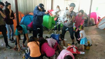 Un grupo de niños migrantes recibió la Navidad con piñatas y regalos. (Jacqueline García)