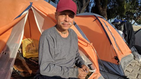 Manuel Ramírez, de 52 años es uno de los cientos de deportados que vive en un albergue al aire libre en Tijuana, Baja California. (Jacqueline García)