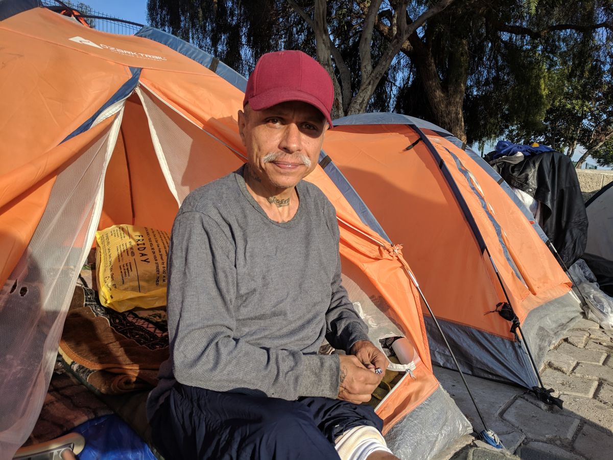 Manuel Ramírez, de 52 años es uno de los cientos de deportados que vive en un albergue al aire libre en Tijuana, Baja California. (Jacqueline García)
