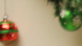 José Ulloa muestra algunos de los juguetes hechos durante el año. / foto: Jorge Luis Macías