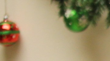 José Ulloa muestra algunos de los juguetes hechos durante el año. / foto: Jorge Luis Macías