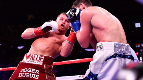 Saúl "Canelo"Álvarez derrotó en tres rounds al británico Rocky Fielding