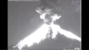 La erupción alcanzó 1.8 km (1.1 milla) de altura sobre el cráter del volcán.