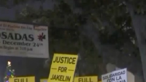 Un grupo de personas participó ayer en la vigilia en memoria de Jakelin Caal, la niña guatemalteca que falleció en custodia de la Patrulla Fronteriza de EEUU.