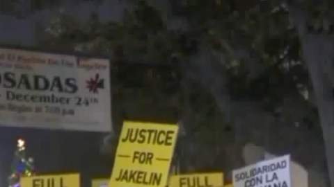 Un grupo de personas participó ayer en la vigilia en memoria de Jakelin Caal, la niña guatemalteca que falleció en custodia de la Patrulla Fronteriza de EEUU.