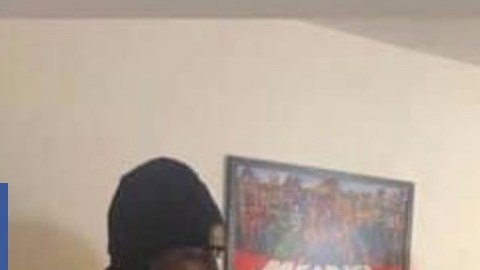 Oficiales de policía jugando videojuegos con unos vecinos acusados de hacer ruido.