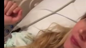 Una mujer de parto es sorprendida por su familia con una canción.