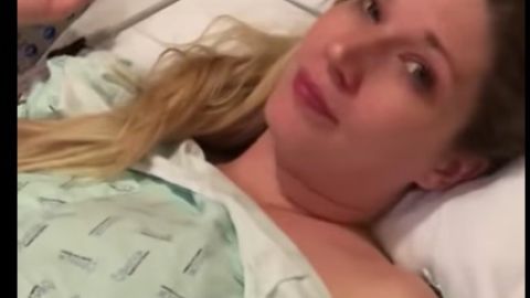 Una mujer de parto es sorprendida por su familia con una canción.