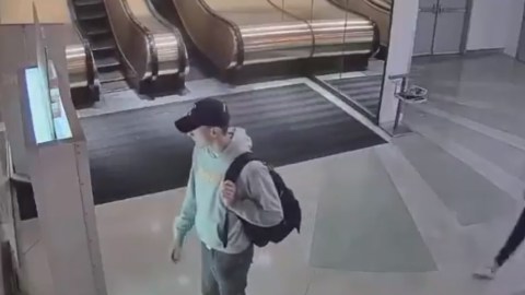 El sospechoso del asesinato aparece en video publicado por LAPD.