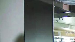 Imagen que muestra la ventana rota de la tienda. (@NBCLosAngeles)Imagen que muestra la ventana rota de la tienda. (@NBCLosAngeles)