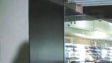 Imagen que muestra la ventana rota de la tienda. (@NBCLosAngeles)Imagen que muestra la ventana rota de la tienda. (@NBCLosAngeles)