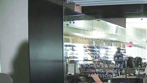 Imagen que muestra la ventana rota de la tienda. (@NBCLosAngeles)Imagen que muestra la ventana rota de la tienda. (@NBCLosAngeles)