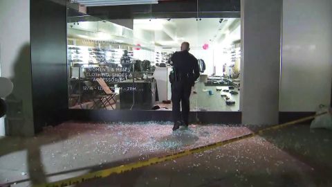 Imagen que muestra la ventana rota de la tienda. (@NBCLosAngeles)Imagen que muestra la ventana rota de la tienda. (@NBCLosAngeles)