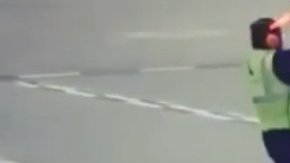 Pese a trabajar expuesto al frío, Jahmaul Allen no pierde el buen humor.