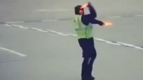 Pese a trabajar expuesto al frío, Jahmaul Allen no pierde el buen humor.