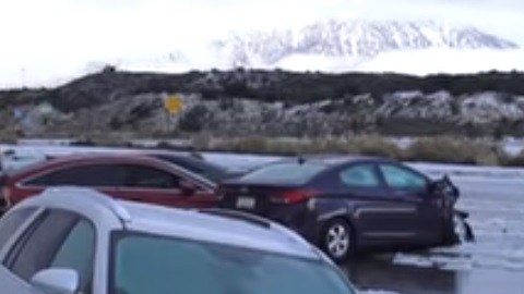 Hielo y nieve en El Cajon Pass provocaron accidentes y retrasos en el tráfico de retorno a casa en las horas de la mañana del 25 de diciembre 2018.