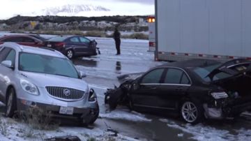 Hielo y nieve en El Cajon Pass provocaron accidentes y retrasos en el tráfico de retorno a casa en las horas de la mañana del 25 de diciembre 2018.