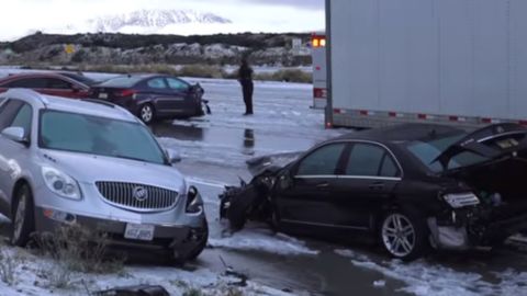Hielo y nieve en El Cajon Pass provocaron accidentes y retrasos en el tráfico de retorno a casa en las horas de la mañana del 25 de diciembre 2018.
