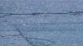 El bastón de la víctima quedó en la acera