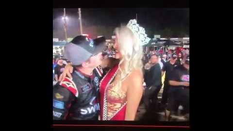 Noah Gragson intentó "robarle" un beso a la modelo