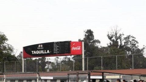 Las taquillas del Estadio Azteca de la capital mexicana lucieron llenas desde primera hora del lunes.